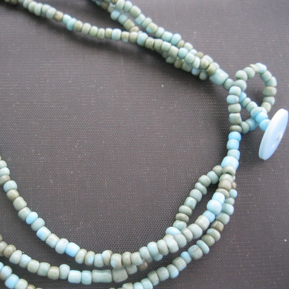 4/$20 🍁 Shell & Bead Necklace - Picture 3 of 4